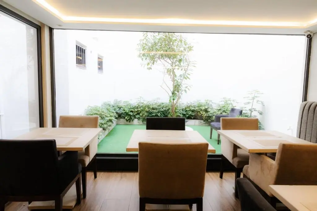 Breakfast seating beside the courtyard at Windsor Hotel City Center