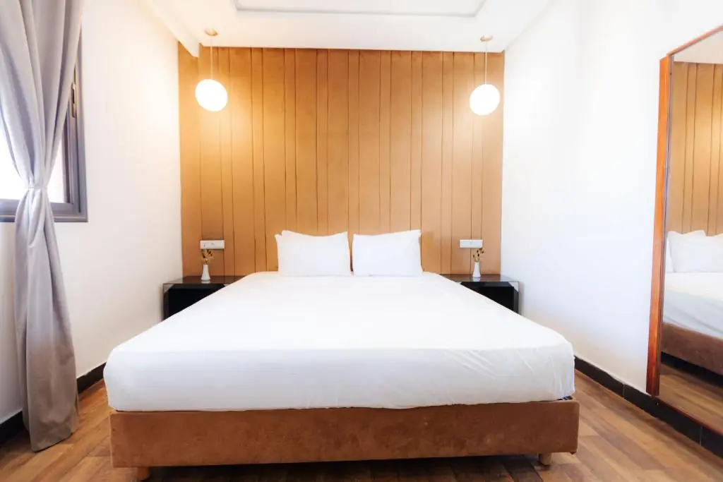 Double room with wood-panel headboard at Windsor Hotel City Center